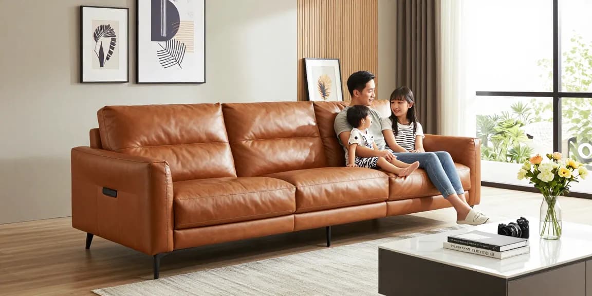 Baxter Sofa online kaufen, präsentiert in einem modernen Wohnzimmer, in dem die Familie seinen Luxus und Komfort genießt.