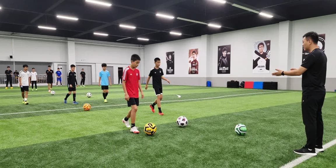 Junge Spieler trainieren mit Mantom Trainingsball Fußball in modernen Einrichtungen.