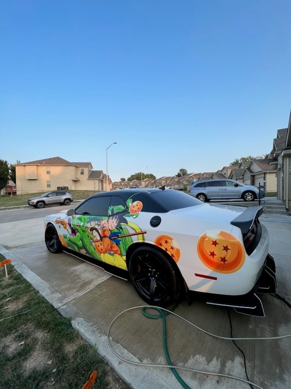 Dodge Challenger: Mit Anime-Folierung wird Ihr Muscle-Car zur rollenden Kunst