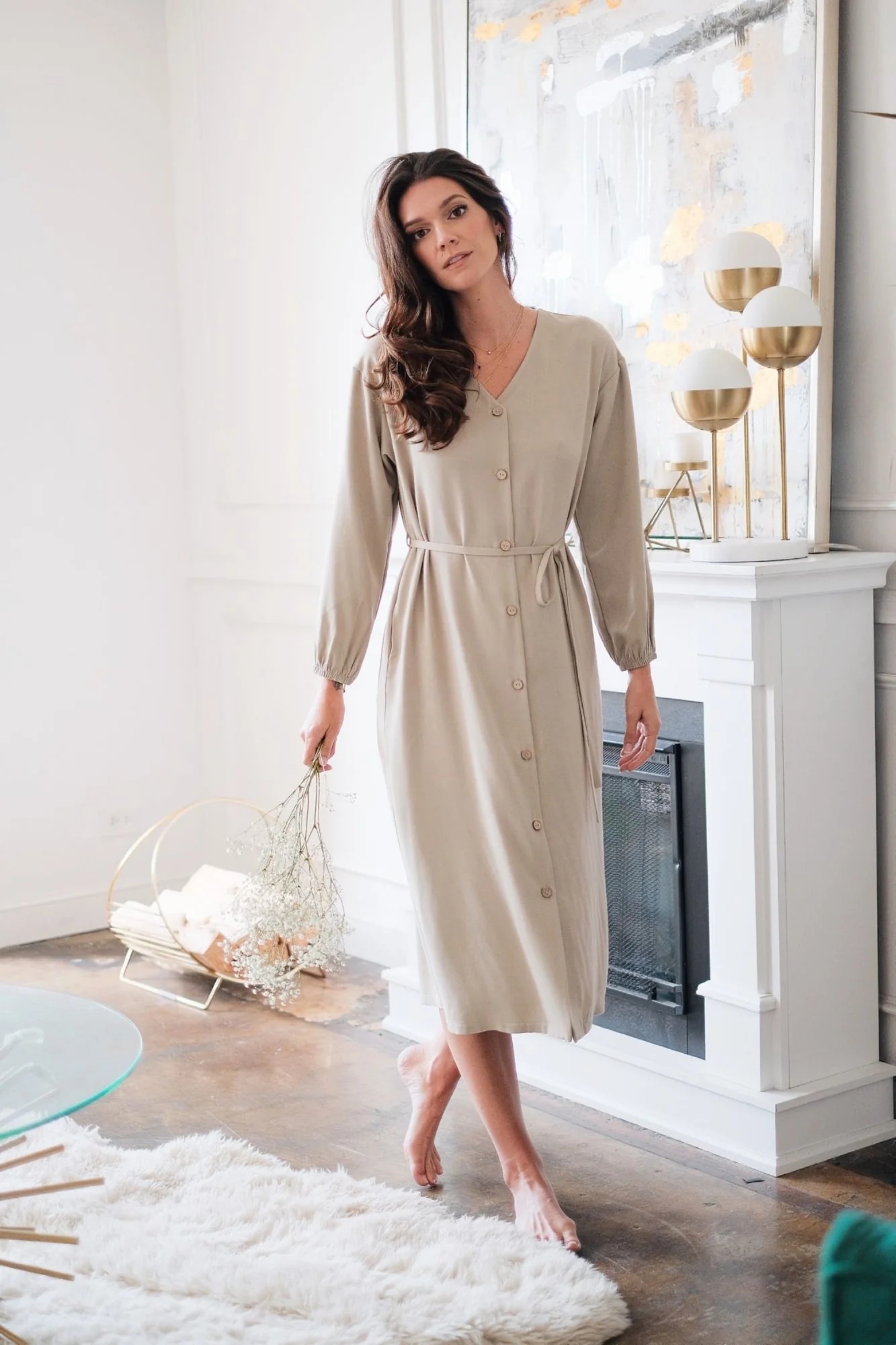 Beige Midikleid: Der perfekte Look für den Übergang in die Saison